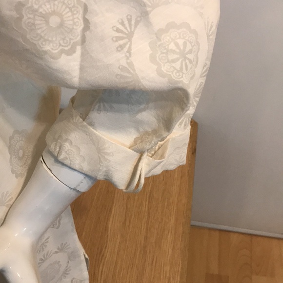 Blouse size 3X, cream colour, three quarter sleeves. - Picture 2 of 6